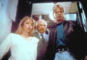 Maria (Brigitta Stenberg, l.), Romburg (Milton Selzer, M.) und MacGyver (Richard Dean Anderson, r.) sehen betroffen auf Weise, der die Treppen heruntergest&uuml;rzt ist.