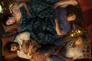 Mitten in der Nacht im Feld: Alice (Alice Vial, li.), Loulou (Louise Massin, Mi.), Max (Guillaume Pottier, li.) und Marie (Marie Lelong, re.)