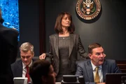 Defence Secretary Ruth Macmillan (Melissa Leo, m.), NSA Ray Monroe (Sean O'Bryan, r.).