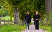 &bdquo;Der Krapfenb&auml;ck Simale&ldquo;, v.li.: Max M&uuml;ller unterwegs mit Stiftspfarrer Christian Stromberger, St. Georgen am L&auml;ngsee.