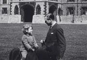 Prinzessin Elizabeth mit ihrem Onkel Prinz George, dem Herzog von Kent, in Windsor.