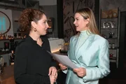Nina (Maria Wedig, l.) freut sich, dass Jessica (Nina Ensmann) ihrem Traum von einem Leben mit Philip einen Schritt n&auml;hergekommen ist.