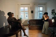 Beim Aktshooting mit Mara (Mi.) und Gami (li.): Die Fotografin Anni Tonkov (re.) findet es bei der Aktfotografie spannend, den K&ouml;rper von der Sexualit&auml;t zu trennen.