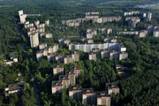 Pripyat, die einzige Stadt in der Zone, ca. 5 km Luftlinie vom AKW. Die 58.000 Einwohner, meist AKW-Mitarbeiter, wurden im Mai zu sp&auml;t evakuiert, etliche erlitten Strahlensch&auml;den.