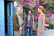 Janis' (Manuel Cortez, M.) Gro&szlig;vater Costas (Michael Degen, l.) ist von der Freundin seines Enkels (Alissa Jung, r.) sehr angetan ...