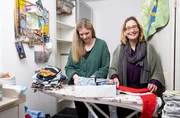 Yvonne Willicks (r) hat die passenden Tipps und Tricks wie die Kinderklamotten gefaltet werden sollten, damit ein System im Kleiderschrank funktionieren kann. Yvonne Willicks (r) hat die passenden Tipps und Tricks wie die Kinderklamotten gefaltet werden sollten, damit ein System im Kleiderschrank funktionieren kann.