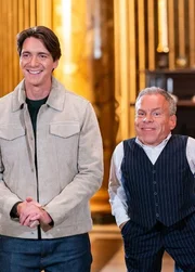 Die Moderatoren James Phelps (l.) und Gastjuror Warwick Davis