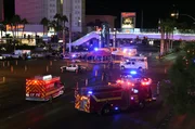 Polizei- und Rettungskr&auml;fte versammeln sich an der Kreuzung des Las Vegas Boulevard und der Tropicana Avenue nach einer gemeldeten Massenerschie&szlig;ung bei einem Country-Musikfestival in Las Vegas, Nevada. Ein Sch&uuml;tze hat das Feuer auf ein Musikfestival in Las Vegas er&ouml;ffnet und dabei mindestens zwei Menschen get&ouml;tet. Die Polizei hat best&auml;tigt, dass ein Verd&auml;chtiger erschossen wurde. Die Ermittlungen dauern an.