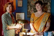 Loulou (Louise Massin, re.) mit ihrer Chefin in der indischen Boutique