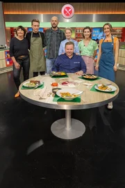 Gruppenfoto: Kandidaten Silke Ludwig, Oskar Bastian und Timo Plewa, Moderatorin Cornelia Poletto, Juror Richard Rauch, Kandidaten Christina Fink und  Merle Scheer