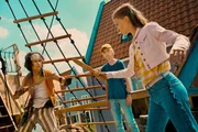 Piratensohn Billy (Samuel Beau Reurekas, li.) zeigt den Landratten, was Piraten draufhaben.