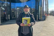B&uuml;lent A. lebt obdachlos als Zeitungsverk&auml;ufer des Magazins "Strassenfeger" in Berlin.