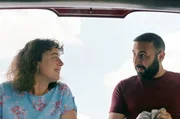 Rapha&euml;l (Oussama Kheddam) zeigt Loulou (Louise Massin) seinen roten Wagen.