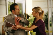 Natalie (Traylor Howard) versucht Monk (Tony Shalhoub) zu beruhigen, der nicht akzeptieren will, dass sein geliebter Psychiater nach seiner Verwicklung in einem Mordfall in Ruhestand gehen will.