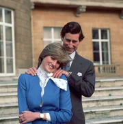 Prince Charles und Lady Diana Spencer posieren nach der Bekanntgabe ihrer Verlobung vor dem Buckingham Palace f&uuml;r Fotografen.