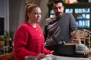 Ronja (Theresa Traser) f&uuml;rchtet geschockt, vor Baris (Metehan Demir&ouml;z) aufgeflogen zu sein.