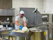 Mozzarella-Produktion mit Hans Gabauer in Esternberg.