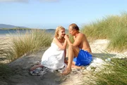 Nach einem wundersch&ouml;nen Tag am Meer gesteht Nicholas (Jochen Horst) Kate (Denise Zich) seine Liebe.