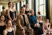 Katyas Vater Viktor Orlow (Trystan P&uuml;tter, M.), der selbst ein ber&uuml;hmter Ballett-T&auml;nzer war, verfolgt kritisch die Fortschritte seiner Tochter zusammen mit ihrer Ballettlehrerin Frau Rosebloom (Helen Schneider, 4.v.r.).