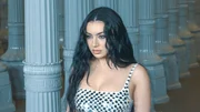 Unter ihrem echten Namen Charlotte Aitchison kennt sie kaum jemand. Als Charli xcx ist sie sowohl als Sängerin, als auch als Songwriterin berühmt. Unter ihrem echten Namen Charlotte Aitchison kennt sie kaum jemand. Als Charli xcx ist sie sowohl als Sängerin, als auch als Songwriterin berühmt.