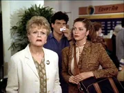 Jessica Fletcher (Angela Lansbury) und ihre Freundin Sally Otterburn (Funn Carter) sind emp&ouml;rt. In dem Flughafen in Kairo ist eine Handtasche geklaut worden.