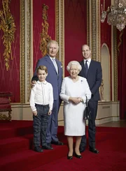 Königin Elizabeth II. mit Prinz Charles, Prinz William und Prinz George auf einem Porträt aus dem Jahr 2020. Königin Elizabeth II. mit Prinz Charles, Prinz William und Prinz George auf einem Porträt aus dem Jahr 2020.