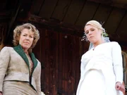 "Vier Frauen und ein Todesfall", "Drachent&ouml;ter." Hochzeitsfest beim Dorfwirt; Tommi Engel sorgt f&uuml;r einen folgenschweren Zwischenfall. Im Bild (v.li.): Gaby Dohm (Henriette), Franziska Weisz (Francesca).