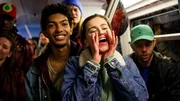 Katya (Alexandra Pfeifer, 2.v.r.) und Marlon (Yalany Marschner, 2.v.l.) haben gro&szlig;en Spa&szlig; mit den Hip-Hoppern aus der Tanzfabrik "Battleland&ldquo;, die spontan in einem U-Bahn-Wagen eine spektakul&auml;re Tanz-Performance veranstalten.