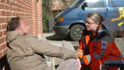 F&uuml;r die Notfallsanit&auml;terin Sarah Spiess und ihren Kollegen Tobias Harde geht es zu einem alten Bekannten: ein alkoholkranker Mann, der den Rettungsdienst Holstein regelm&auml;&szlig;ig besch&auml;ftigt.