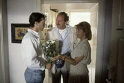 12. Apartes Zusammentreffen: Am Muttertag macht Gerdi (Senta Berger) ihren Ex-Ehemann Rudi (Friedrich von Thun, 2.v.re.) mit ihrem jungen Geliebten, Herbert (Michael Roll) bekannt.