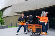 Tom mit dem TanzTapir vor dem Planetarium. Tom mit dem TanzTapir vor dem Planetarium.