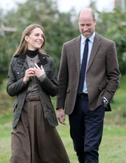 Catherine, Princess of Wales und Prince William, Prince of Wales beim Spaziergang durch die Obstg&auml;rten von Long Meadow Cider am 14. Oktober 2025 in Nordirland.