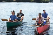 Zur Beerdigung ihres ehemaligen Trainers treffen (v.l.n.r.) Marcus Higgins (David Spade), Eric Lamonsoff (Kevin James), Kurt McKenzie (Chris Rock) und Lenny Feder (Adam Sandler) nach vielen Jahren wieder aufeinander. Sie verbringen das Wochenende in einem Haus am See, wo sie als Kinder oft waren ...