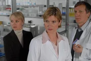 "Soko Kitzb&uuml;hel", "Anatomie eines Mordes." Robert Lang, der mit seinem Bruder Clemens ein Bestattungsunternehmen f&uuml;hrt, wird im Leichen-Aufbereitungsraum tot aufgefunden. Erstochen. Wollte Clemens Robert vor der Zeit beerben oder stecken Personen aus dem engeren Umfeld der beiden Br&uuml;der hinter dem Verbrechen? F&uuml;r die SOKO stehen sowohl Dr. Thorsten Kronheim, der Gesch&auml;ftsf&uuml;hrer der Transplant Produkt GmbH, als auch die &Auml;rztin Dr. Nathalie Spindler und die Firmencontrollerin Dr. Silvia Hassler unter Verdacht. Beim Mordmotiv k&ouml;nnten private Beziehungen, aber auch gesch&auml;ftliche Interessen eine entscheidende Rolle spielen. Interessen, die vielleicht die gro&szlig;e Frage kl&auml;ren, was ein Bestatter mit einem Unternehmen, das mit Transplantaten handelt, zu tun hat. Im Bild (v.li.): Eva Herzig (Silvia Hassler), Astrid M. F&uuml;nderich (Nathalie Spindler), Lutz Blochberger (Thorsten Kronheim).