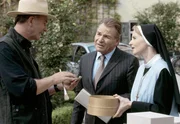 Misstrauisch befragt B&uuml;rgermeister W&ouml;ller (Fritz Wepper, M.) den Arch&auml;ologen (Michael Lerchenberg, l.) und Schwester Agnes (Emanuela von Frankenberg, r.) nach dem Stand der Ausgrabung.