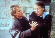 MacGyver (Richard Dean Anderson, l.) will von Weise (Reiner Sch&ouml;ne, r.) wissen, warum er ihn verfolgt.