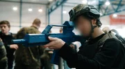 Sch&uuml;ler mit G36-Imitat der Bundeswehr auf der Jobmesse IMPULS.