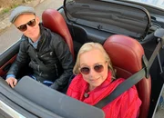 Pierre M. Krause (li.) besucht heute ChrisTine Urspruch in Stuttgart. Christine Urspruch liebt das Cabrio-Fahren in den Sommermonaten - Spritztour durch Stuttgart.