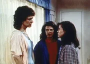 Carol (Linda G. Miller, l.) hat Schuldgef&uuml;hle gegen&uuml;ber ihren T&ouml;chtern Heather (Leslie Bega, M.) und Shelley (Shannen Doherty, r.).