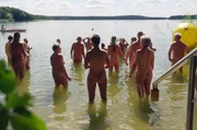 Mitglieder des AKK Birkenheide e.V. am Motzener See: Der Sportverein f&uuml;r Anh&auml;nger der Freik&ouml;rperkultur ist einer der &auml;ltesten noch bestehenden FKK-Vereine Deutschlands.