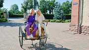 Lisa und Lena auf Spuren von Bertha Benz: Sie wagen eine Überlandfahrt mit dem ersten Auto. Lisa und Lena auf Spuren von Bertha Benz: Sie wagen eine Überlandfahrt mit dem ersten Auto.