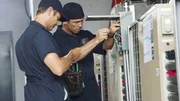 Max (Grant Show, l.) und Michael (Jeffrey Donovan) sollen einen zuvor gestohlenen Tablet-PC zur&uuml;ckstehlen. Daf&uuml;r sabotieren sie die Klimaanlage der Firma, um unbemerkt an den W&auml;rmebildkameras vorbeizukommen.