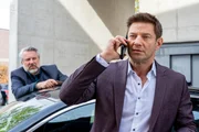 W&auml;hrend die Kommissare Stadler (Dieter Fischer, l.) und Hansen (Igor Jeftić, r.) ermitteln, werden sie von Frau Stockl telefonisch &uuml;ber die neusten Entwicklungen im Fall informiert.