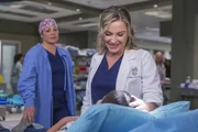 Machen sich gro&szlig;e Sorgen um Sofia: Arizona (Jessica Capshaw, r.) und Callie (Sara Ramirez, l.), w&auml;hrend Meredith ganz andere Sorgen hat ...