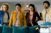 Loulou (Louise Massin, 2.v.l.) zu Hause bei ihrem Ex-Mann &ndash; ihre drei Freunde Marie (Marie Lelong, li.), Alice (Alice Vial, 2.v.r.) und Max (Guillaume Pottier, re.) begleiten sie.