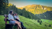 Musiker Philipp Lingg singt mit Nichte Heidi und Neffen Jonathan ein typisches Lied aus dem Bregenzer Wald. Musiker Philipp Lingg singt mit Nichte Heidi und Neffen Jonathan ein typisches Lied aus dem Bregenzer Wald.