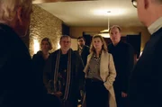 Endlich ist der Anwalt Max (Mathieu Carri&egrave;re, rechts) eingetroffen. Jakob (Dominic Raacke, links), Franziska (Brigitte Zeh), Joschi (Joachim Kr&oacute;l), Uli (Michael Rotschopf), Linda (Leslie Malton) und Fred (Herbert Knaup) versuchen ihre Vorbehalte gegen Lindas ehemaligen Verlobten beiseite zu lassen und sich auf die Testamentsfrage zu konzentrieren.