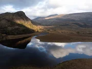 Die Halbinsel Kerry ist gepr&auml;gt von zerkl&uuml;fteten Bergen und K&uuml;sten, Mooren und Seen.