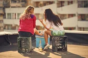 Nicole P&uuml;tz (Hanna Pla&szlig;, l.); Ebru (Yasemin Cetinkaya, r.)