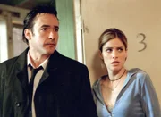 Seltsame Dinge geschehen in dem heruntergekommenen Motel, die sich weder Ed (John Cusack, l.) noch Paris (Amanda Peet, r.) erkl&auml;ren k&ouml;nnen ...